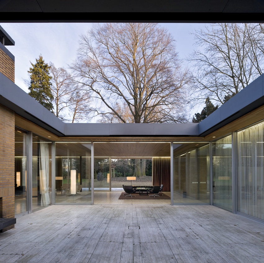 Kanzlerbungalow Bonn, Atrium mit Blick in den Empfangsraum (Foto: © Thomas Riehle / Wüstenrot Stiftung)