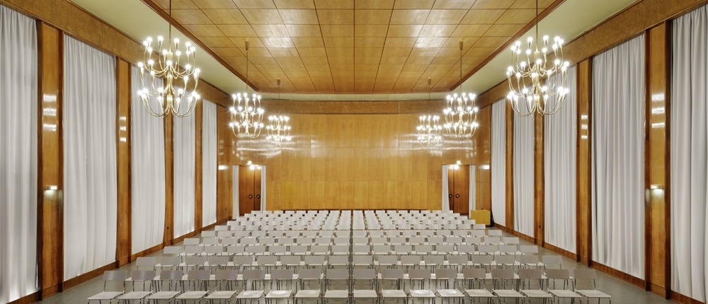 Die sanierte Aula der Kunsthochschule Weißensee (Foto: Philipp Lohöfener © Wüstenrot Stiftung)