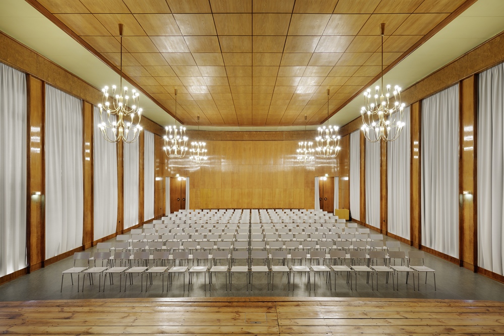 Die sanierte Aula der Kunsthochschule Weißensee (Foto: Philipp Lohöfener © Wüstenrot Stiftung)